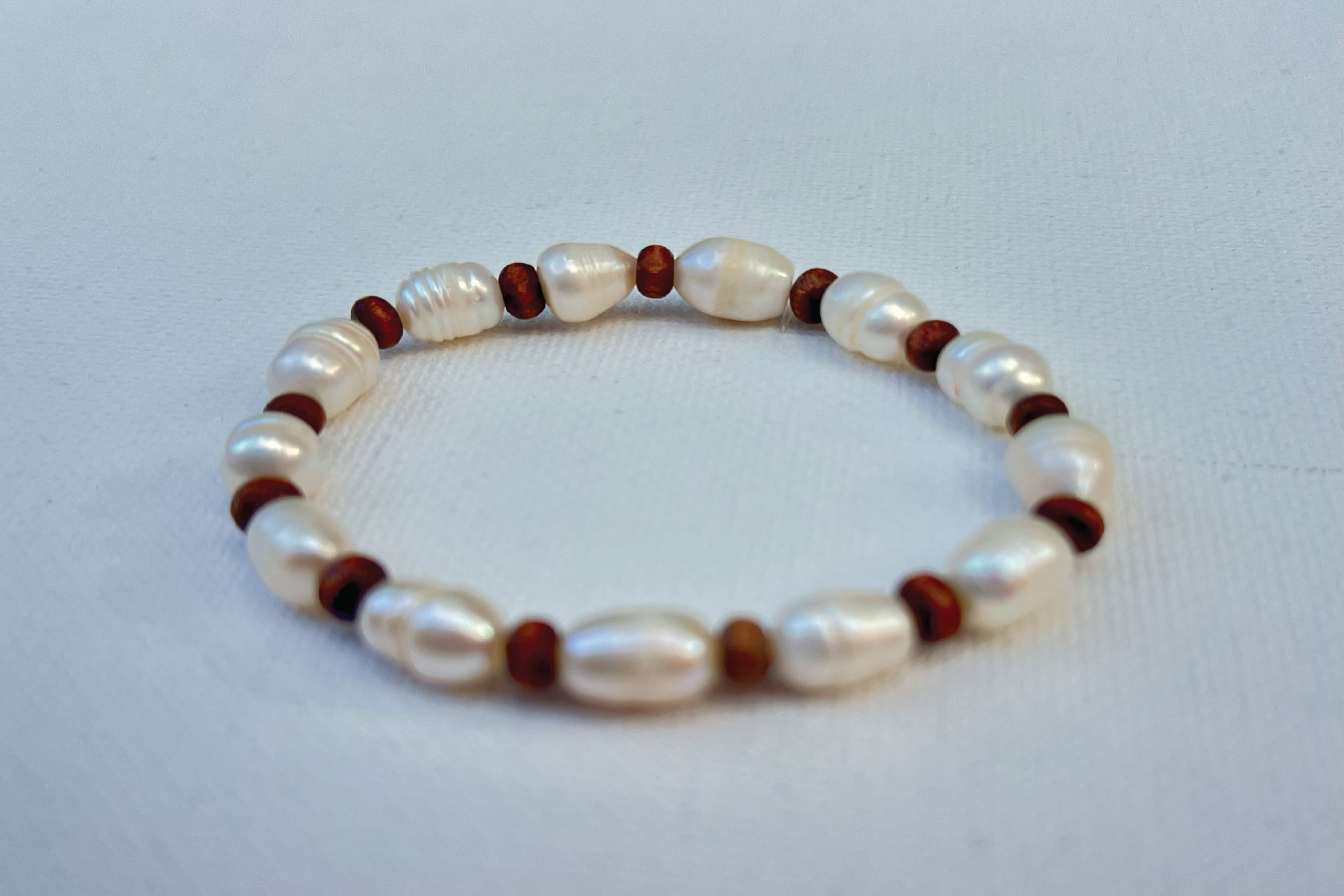 Small pearl beaded bracelet with brown divider beads